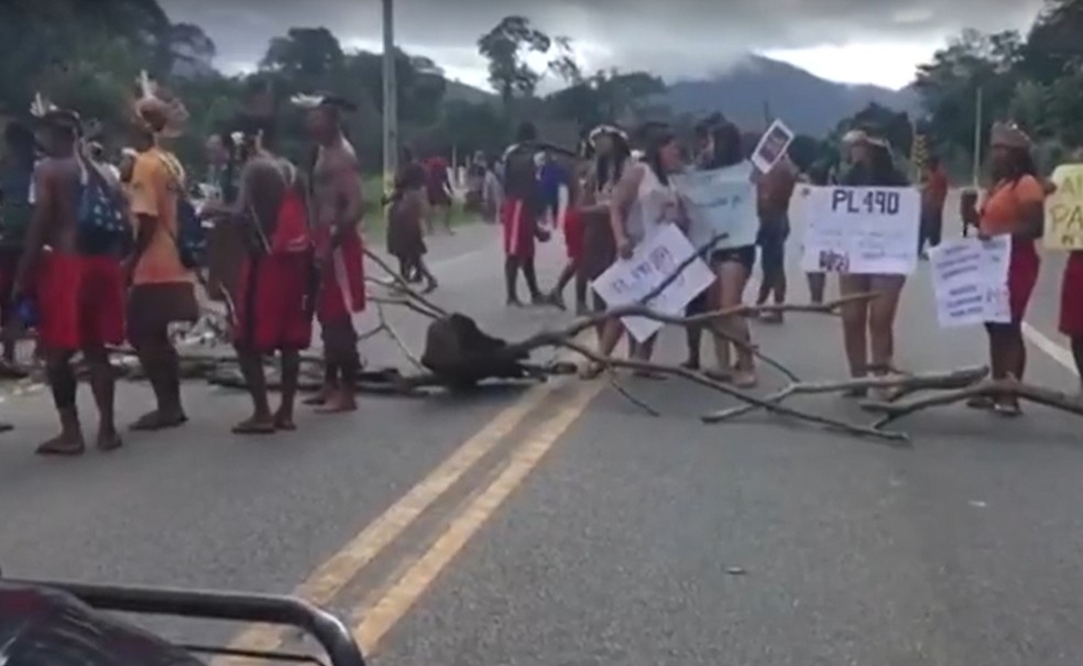 Protesto dos indígenas Pataxós aconteceu na BR-101, no trecho de Camacan, na tarde desta quarta-feira (25) — Foto: Reprodução/TV Santa Cruz