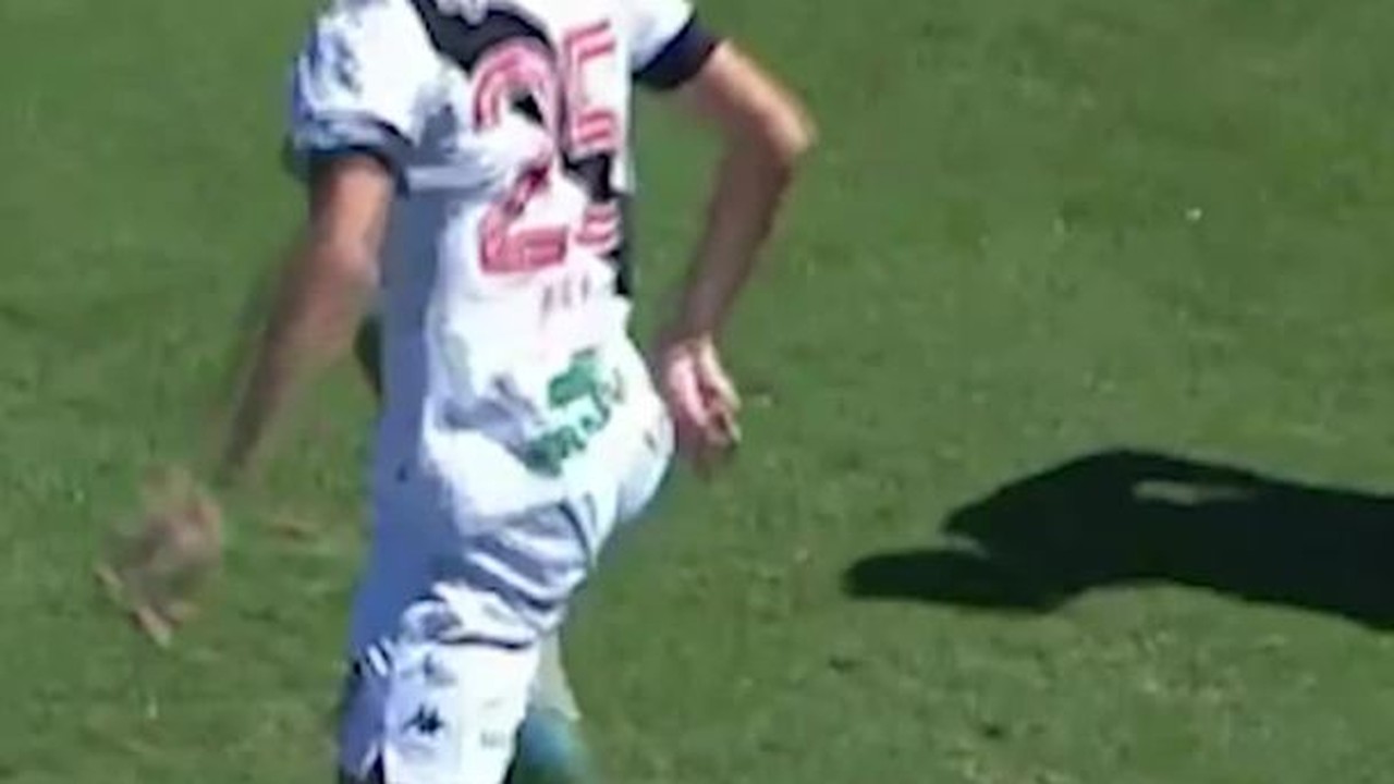 Marlon Gomes dá passe de coxa em jogada de gol de Andrey Santos