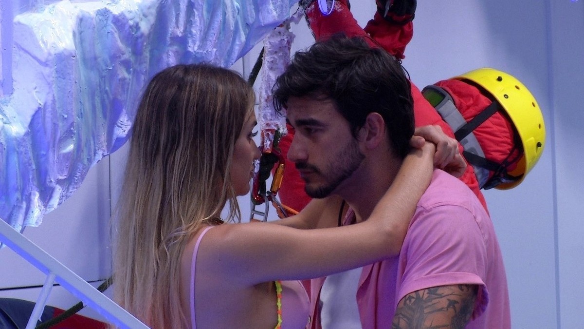 Gabi e Guilherme se beijam, e cantora refaz pedido 'Aceita namorar