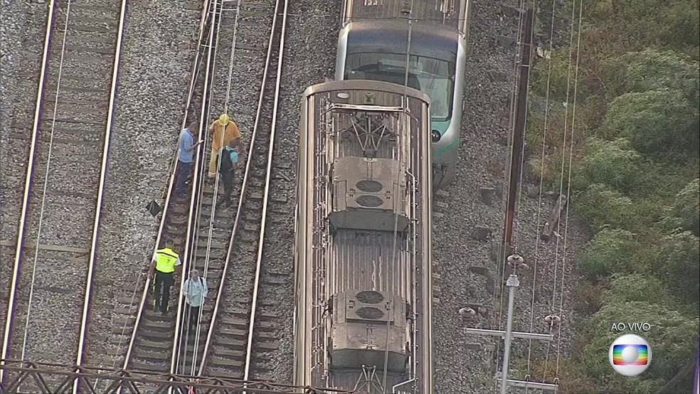 Trem descarrilou próximo à estação de Cascadura (Foto: Reprodução/ TV Globo)