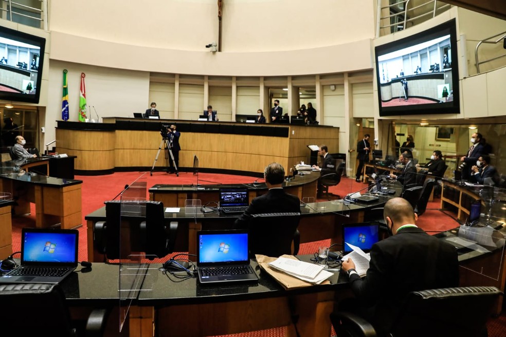 Sessão de julgamento que absolveu governador de SC nesta sexta-feira (27) — Foto: Diógenes Pandini/NSC