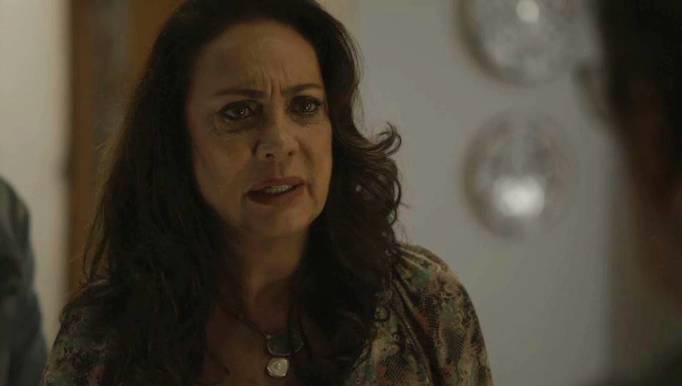 Rania (Eliane Giardini) assume que matou Aziz (Herson Capri) em 'Órfãos da Terra' — Foto: Globo