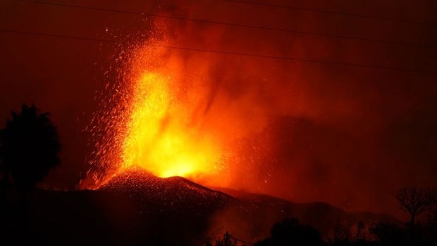 A erupção do vulcão Cumbre Vieja já destruiu centenas de casas (Foto: Getty Images via BBC)