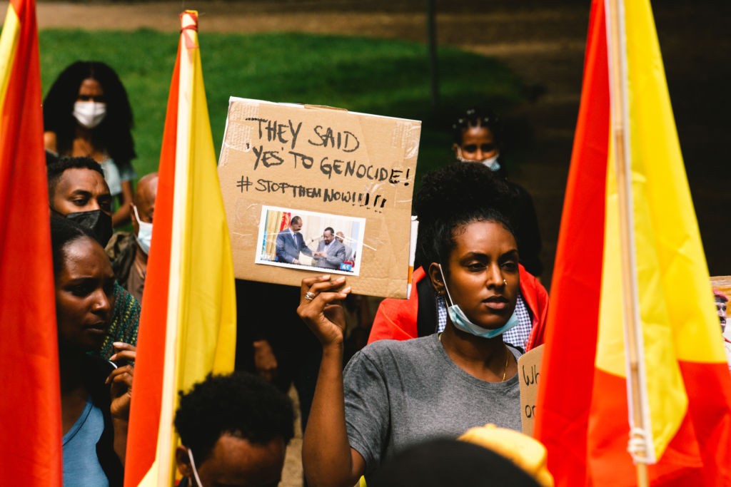 Mulheres etíopes protestam na Alemanha contra guerra em Tigray (Foto: Getty Images)
