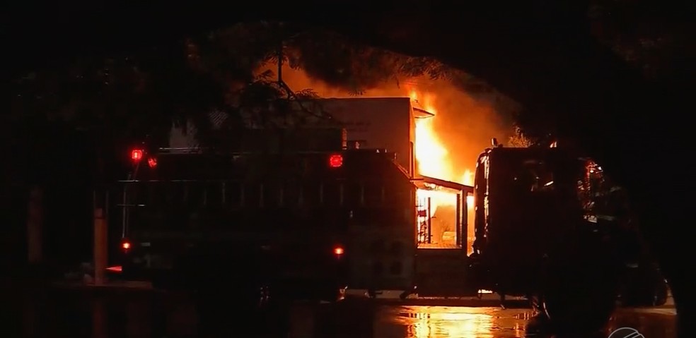 Bombeiros socorreram vÃ­timas de casa em chamas  â Foto: TVCA/ ReproduÃ§Ã£o