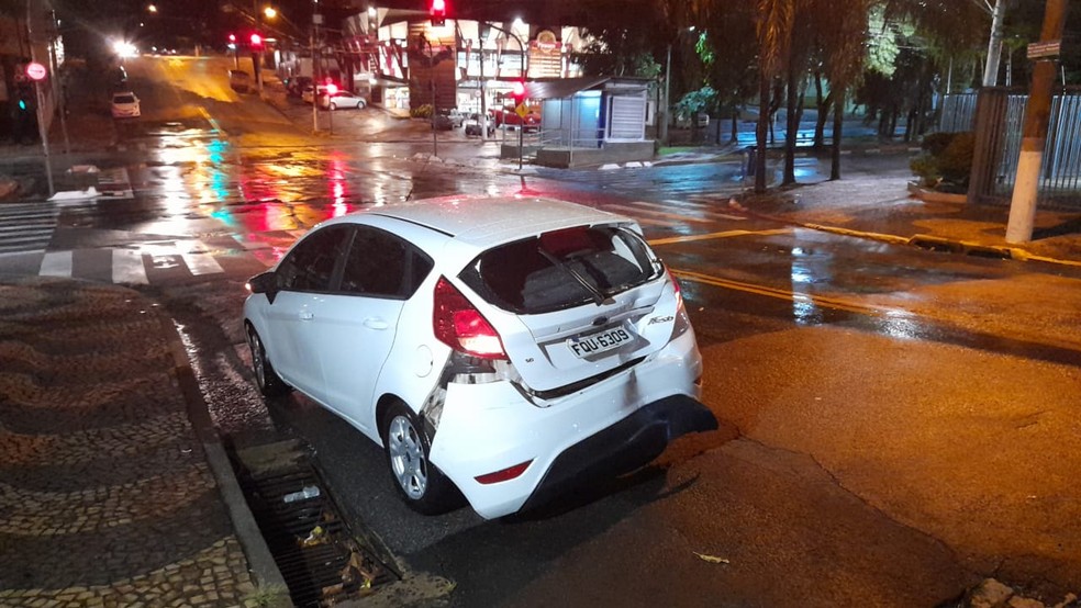 Carro ficou muito danificado depois de ser arrastado em enxurrada em Campinas — Foto: Heitor Moreira/EPTV