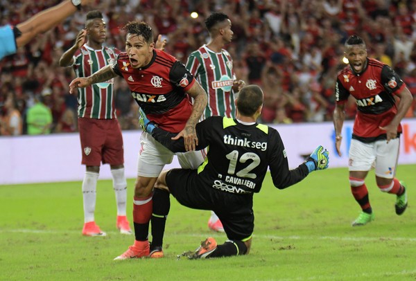 Manto colado ao corpo: a comemoração de Guerrero e o caô da camisa