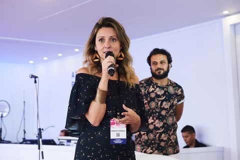 Lena Braga, da Fecomércio, apresenta Pedro Salomão, da Radio Ibiza, antes da sua palestra no Veste Rio
