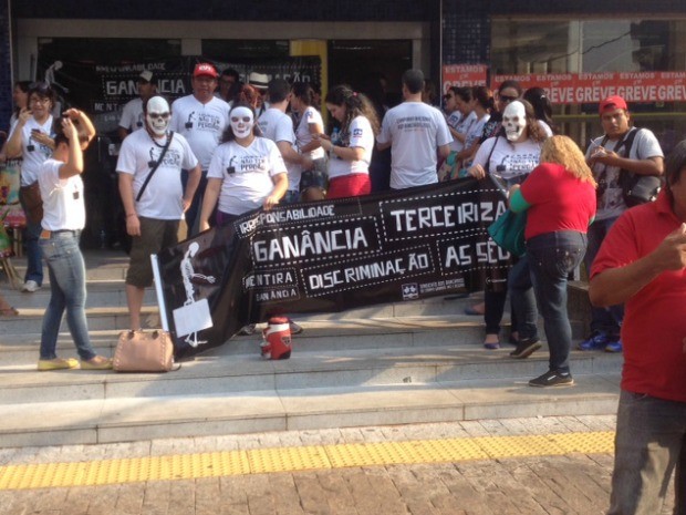 Bancários se reuniram em avenida de Campo Grande contra impasse (Foto: Graziela Rezende/G1 MS)