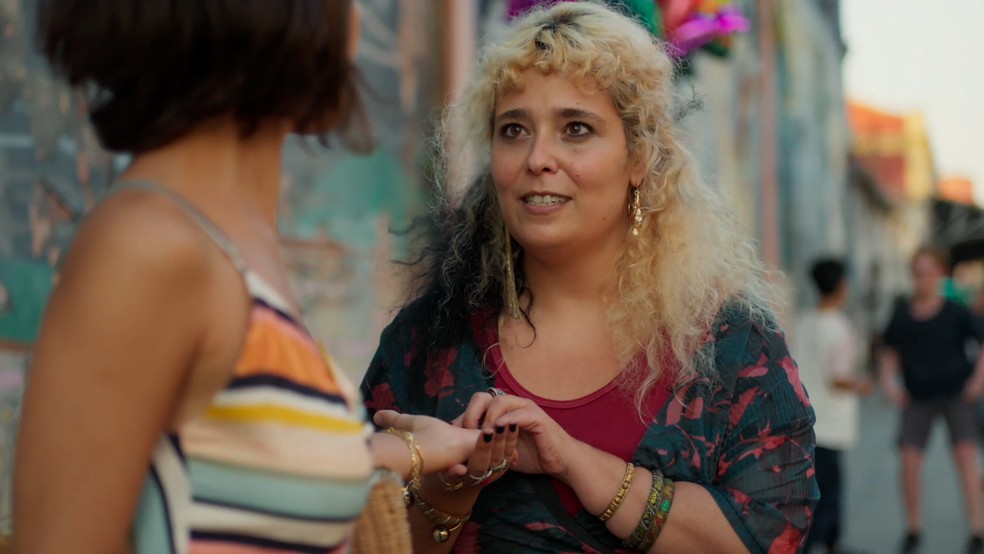 Em 'Um Lugar ao Sol', a cartomante fala com Lara (Andréia Horta) sobre maternidade — Foto: TV Globo