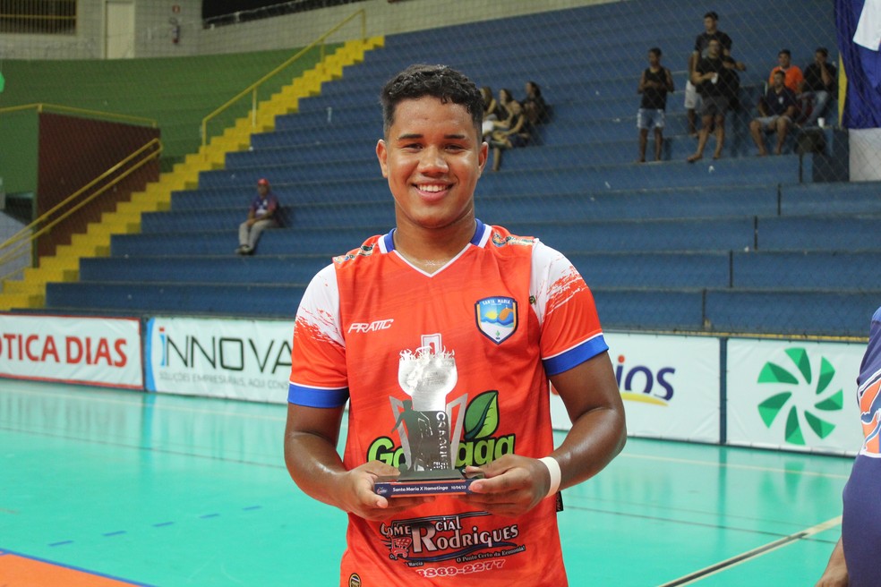 Camisa nove do Santa Maria, Pedro Henrique é eleito o craque da partida — Foto: Amanda Lima