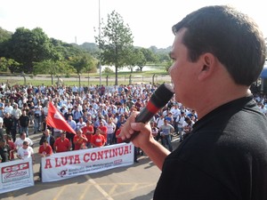 Presidente do sindicato fala com os metalúrgicos durante assembleia. (Foto: Carlinhos Brasil/TV Vanguarda)