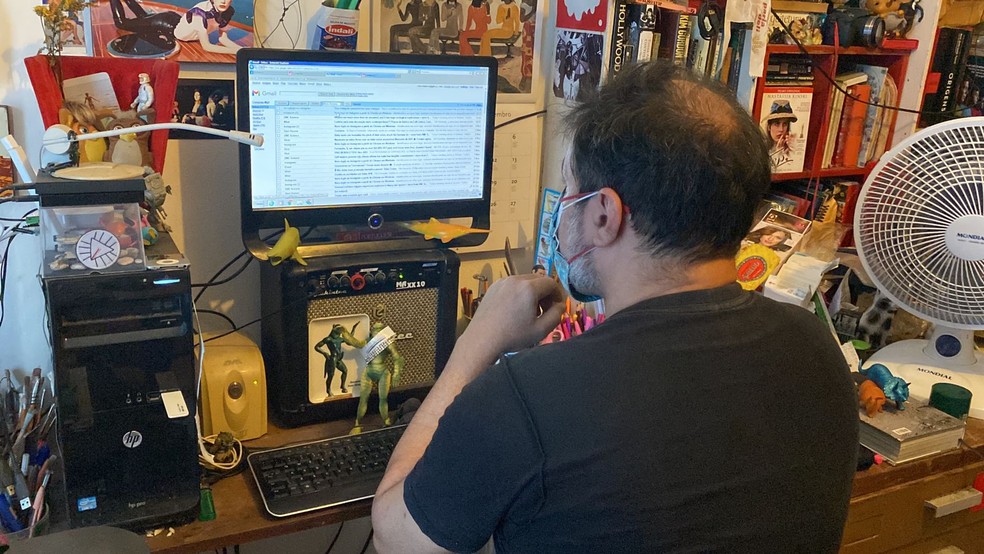 O computador mantém o artista Fernando Peres em contato com o mundo, já que ele não tem celular desde 2006 — Foto: Pedro Alves/g1