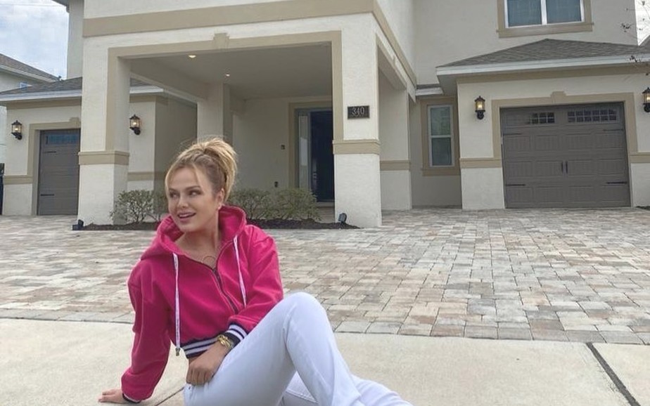 Eliana posa em frente de casa alugada na Flórida, nos EUA