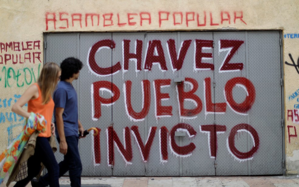 Grafite em Caracas exalta o ex-presidente Hugo ChA?vez, morto em 2013 (Foto: Ueslei Marcelino/Reuters)