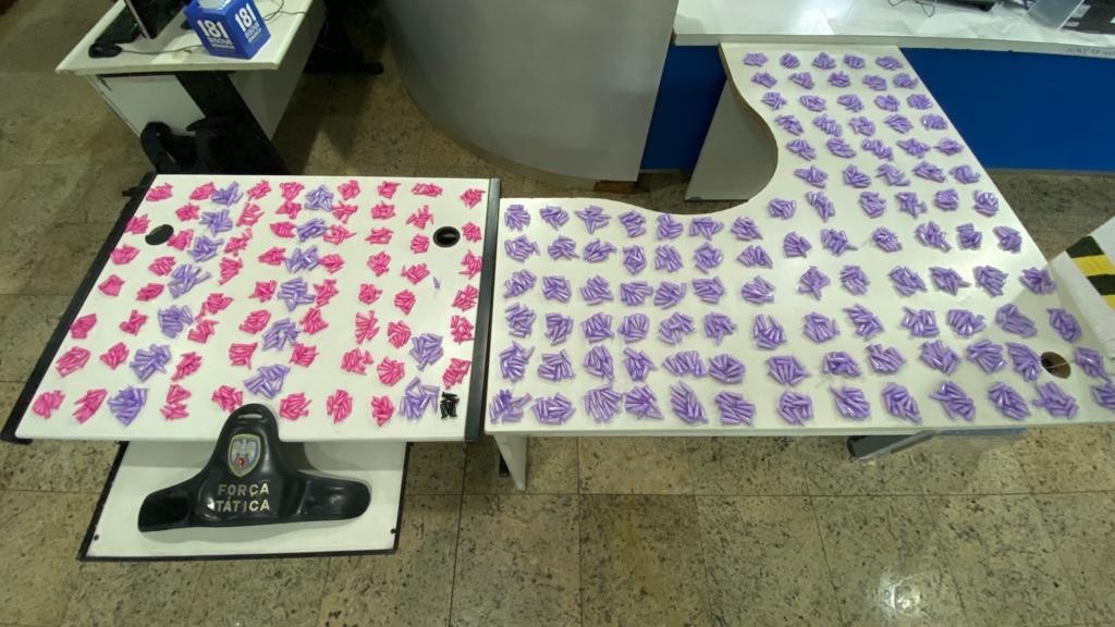 PM apreende 2 mil pinos de cocaína dentro de carro em Vitória 