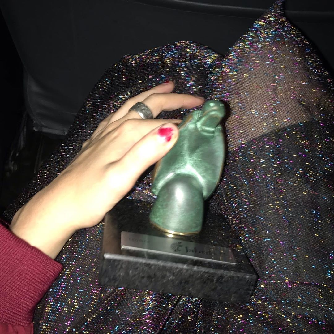 Estela May mostra o troféu do Prêmio Jabuti da mãe, Fernanda Young (Foto: Reprodução / Instagram)