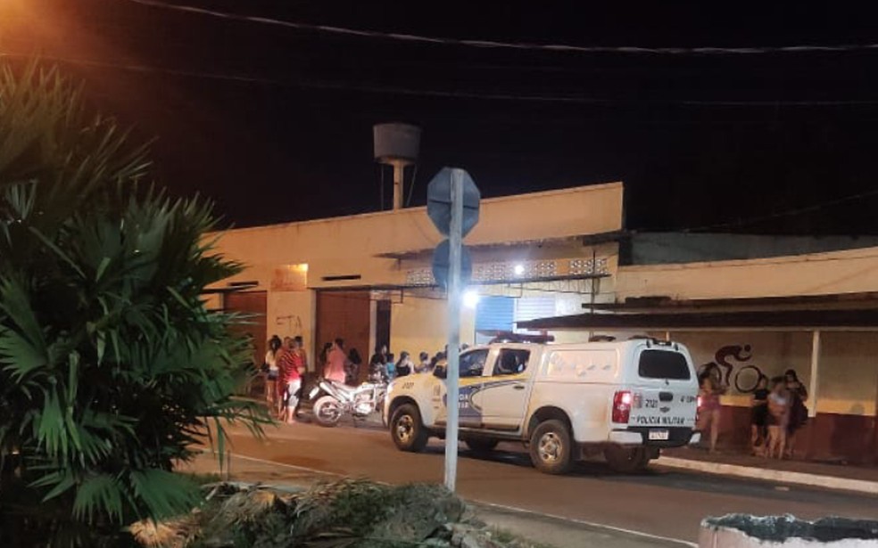 Frente do local onde ocorreu o crime no munícipio de Santana  — Foto: Reprodução/Redes Sociais