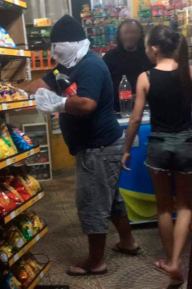 Homem faz compra em mercado usando sacola como máscara (Foto: Reprodução)