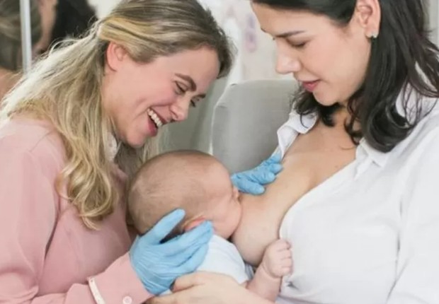 Andreza Prado (de rosa, à esq.), consultora de lactação e educadora perinatal, assinala que muitas mães — bem como sua rede de apoio, avós, por exemplo — ainda acreditam que o leite materno não supre nutricionalmente as necessidades do bebê (Foto: GETTY IMAGES (via BBC))