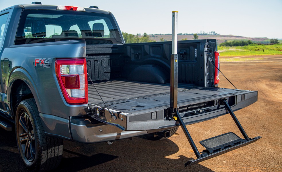 Caçamba tem abertura elétrica e degrau para ajudar no embarque — Foto: Renato Durães