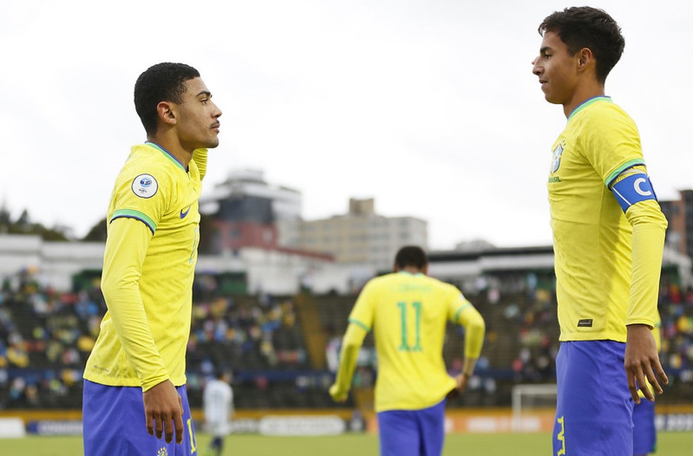 Riquelme e Vitor Reis, ambos do Palmeiras, comemoram gol do Brasil contra a Argentina — Foto: Rafael Ribeiro / CBF