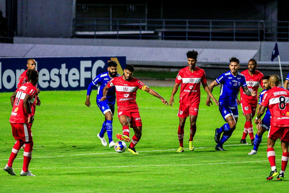 Gum em ação no clássico entre CRB e CSA — Foto: Aílton Cruz/Gazeta de Alagoas