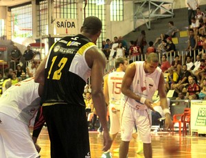 basquete jogo entre Tijuca e Vila Velha  (Foto: Danielle Rocha)