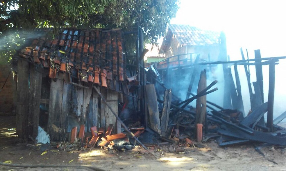 Casa teve paredes e móveis destruídos pelo fogo (Foto: Corpo de Bombeiros/Divulgação)