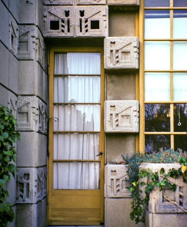 A porta principal de entrada foi projetada em metal fundido entre blocos de concreto (Foto: Reprodução / Dan Soderberg)