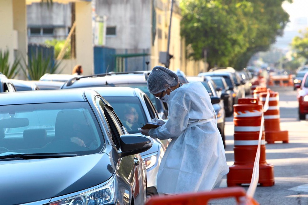 Motoristas formam fila de quase um quil&ocirc;metro nas ruas de Santos para testes r&aacute;p&iacute;dos &mdash; Foto: Vanessa Rodrigues/Jornal A Tribuna