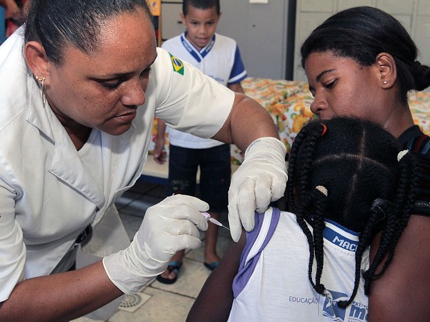 Vacina contra meningite em Macaé (Foto: Guga Malheiros/Secom Macaé)
