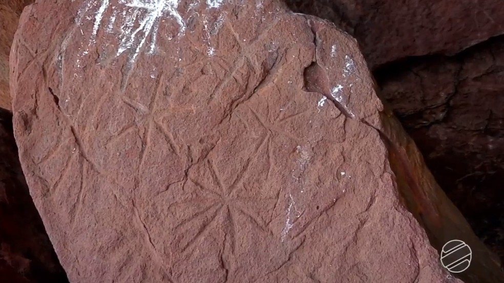 No local, os arqueólogos identificaram essas gravuras rupestres, indicando estrelas. — Foto: Reprodução/TV Morena