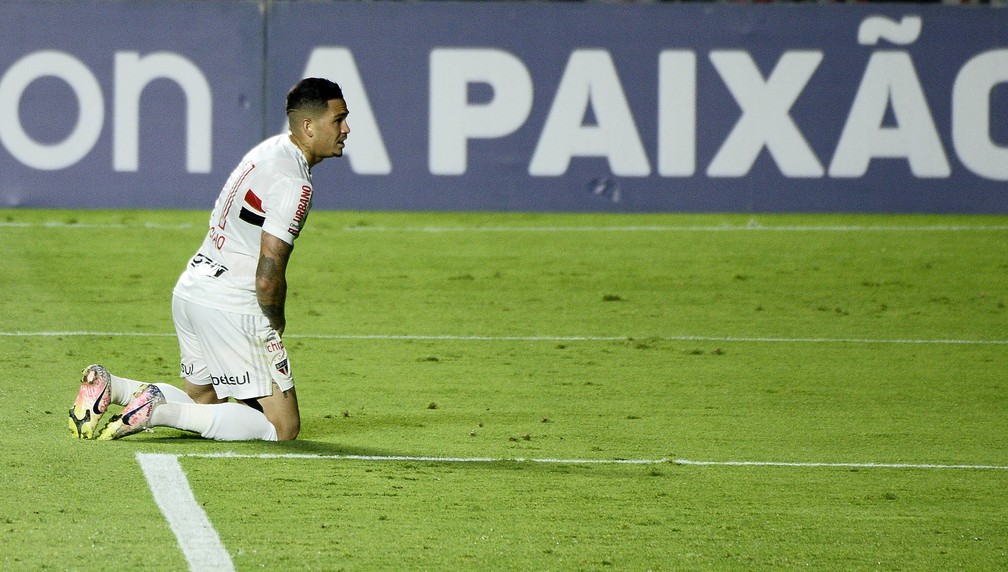 Luciano lamenta chance perdida em São Paulo x Grêmio — Foto: Marcos Ribolli