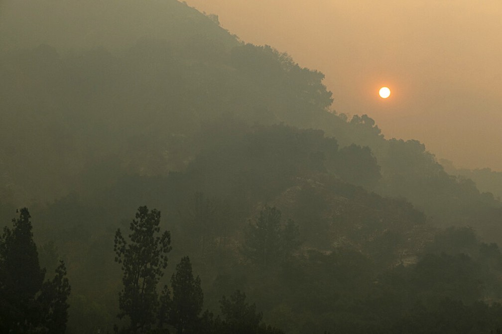 Sol nasce em meio à fumaça de incêndios florestais em Arcadia, na Califórnia (EUA), nesta segunda-feira (14) — Foto: David Crane/The Orange County Register via AP