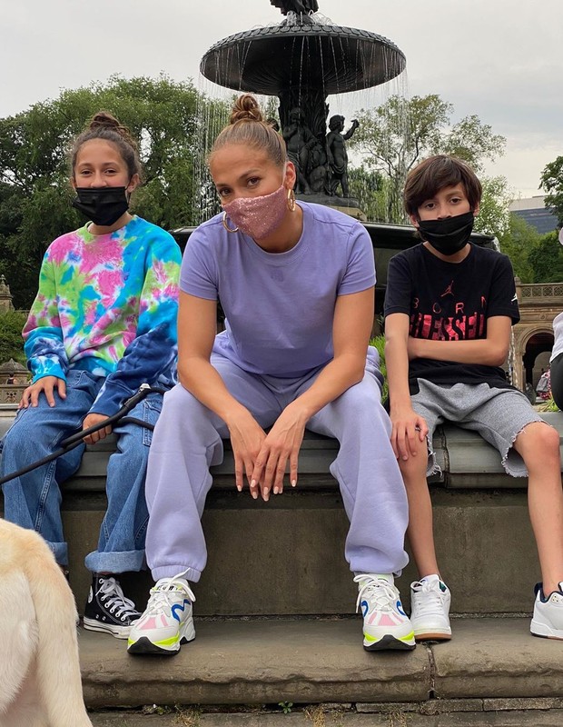 Jennifer Lopez e os filhos (Foto: Reprodução/Instagram)