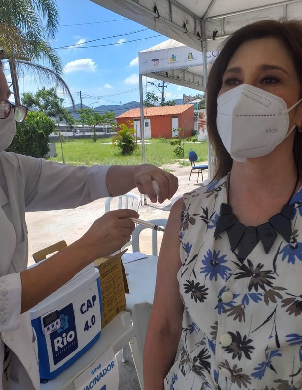 Beth Goulart se vacina e lembra da mãe, Nicette Bruno, uma das vítimas da Covid-19 (Foto: Reprodução/Instagram)