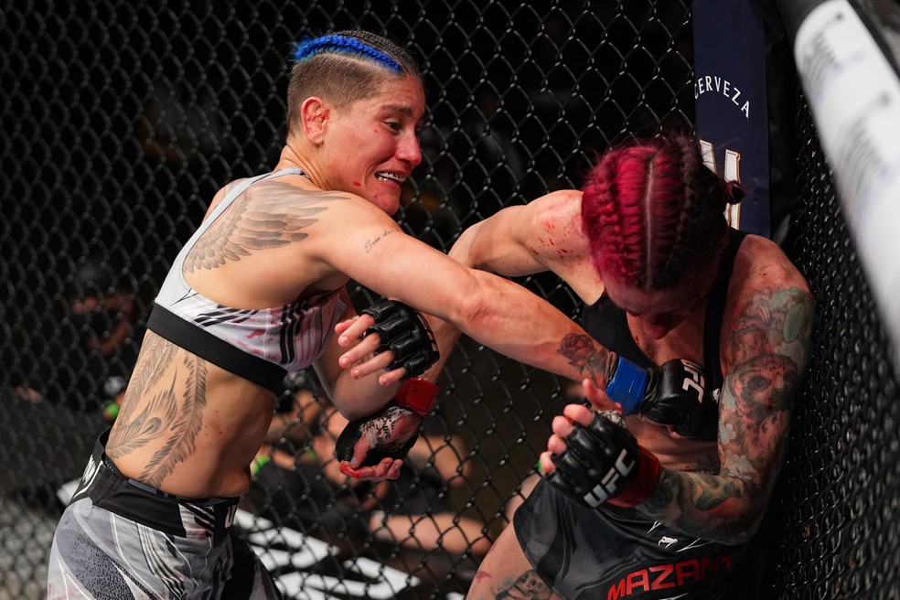 Priscila Pedrita nocauteia Gina Mazany no UFC 262 — Foto: Getty Images
