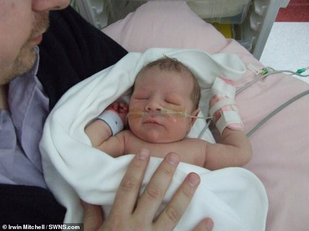 Josiah foi diagnosticado com paralisia cerebral depois de ficar sem oxigênio durante o parto (Foto: Reprodução/Daily Mail/Irwin Mitchell/SWNS.com)