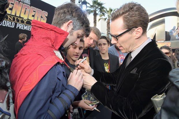 Benedict Cumberbatch atende fãs em evento (Foto: Getty Images)