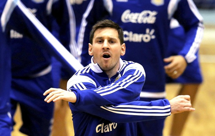 Messi no treino da Argentina em ginásio (Foto: EFE)