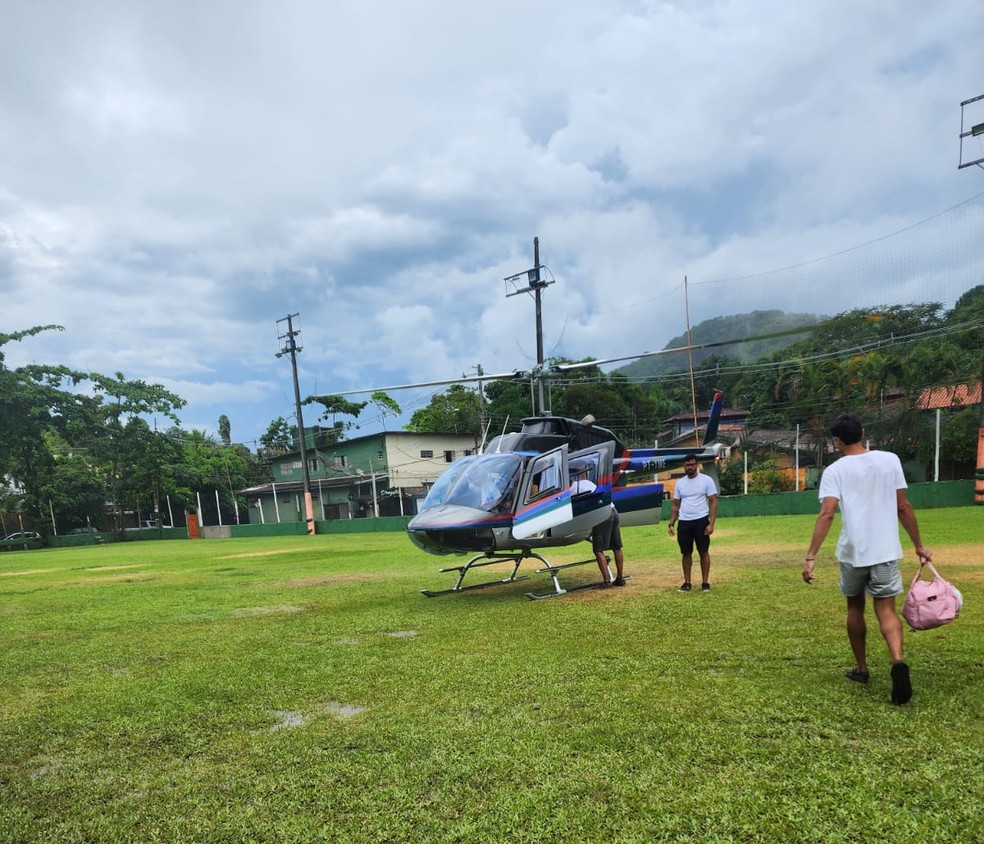 Um dos helic?pteros utilizados para a retirada de fam?lia de Tup? da regi?o afetada pelas chuvas em S?o Sebasti?o (SP) ? Foto: Arquivo pessoal
