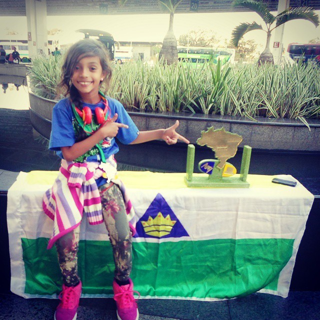 Rayssa Leal posa ao lado do prêmio de Campeã Brasileira de Skate Street Mirim (Foto: Reprodução Instagram)