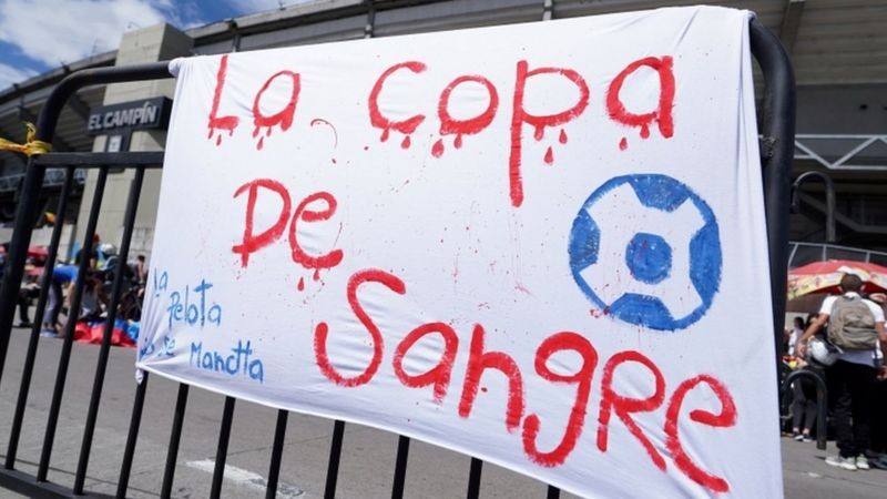 Cartaz em frente a estádio El Campin, em Bogotá, protesta contra plano de realização do evento na Colômbia: 'La copa de sangre' ('A copa de sangue') (Foto: REUTERS/NATHALIA ANGARITA)