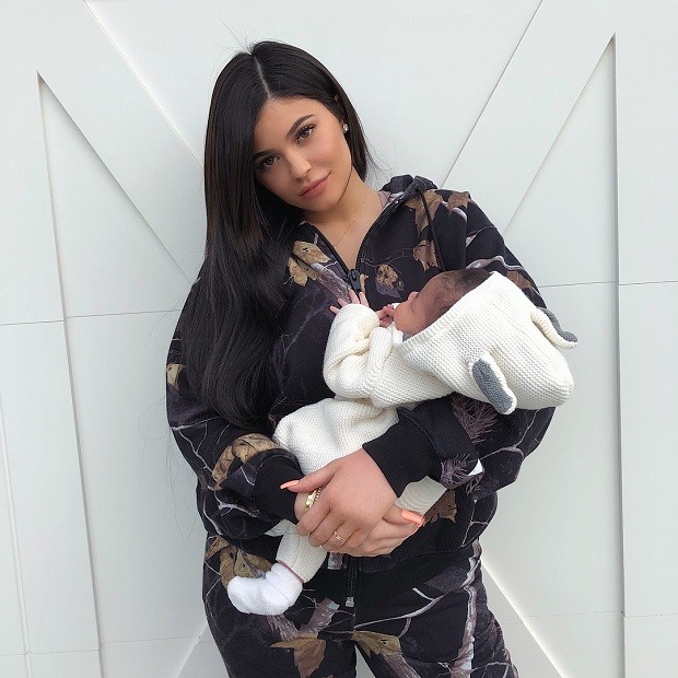 Kylie Jenner Posa Com Stormi E Comemora 1º Mês De Vida Da Filha Quem Quem News 