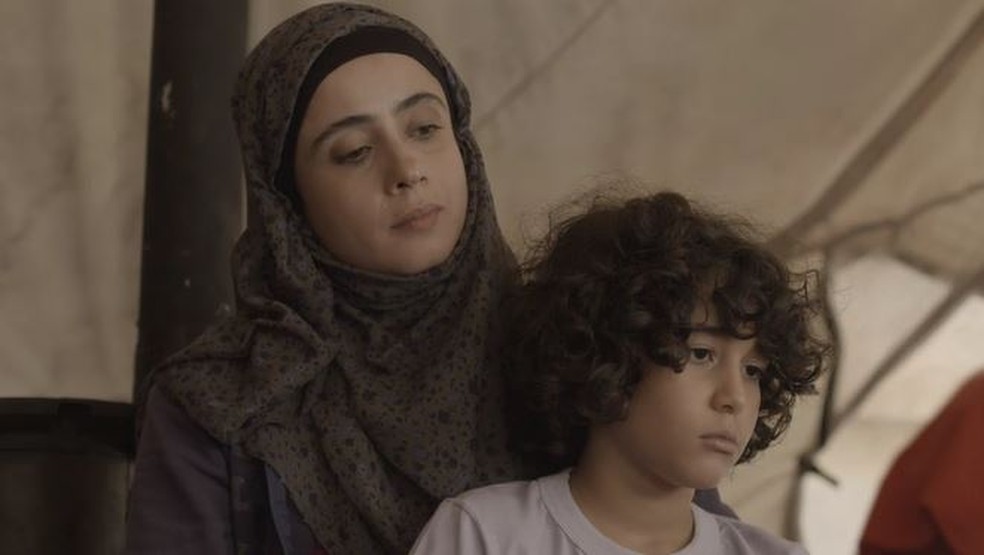 Samira (Beatrice Sayd) cuida dos ferimentos de Hussein — Foto: TV GLOBO