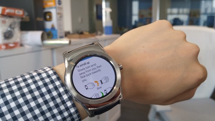 Android Wear aceita gestos do pulso para rolar páginas (Foto: Reprodução/Mashable)