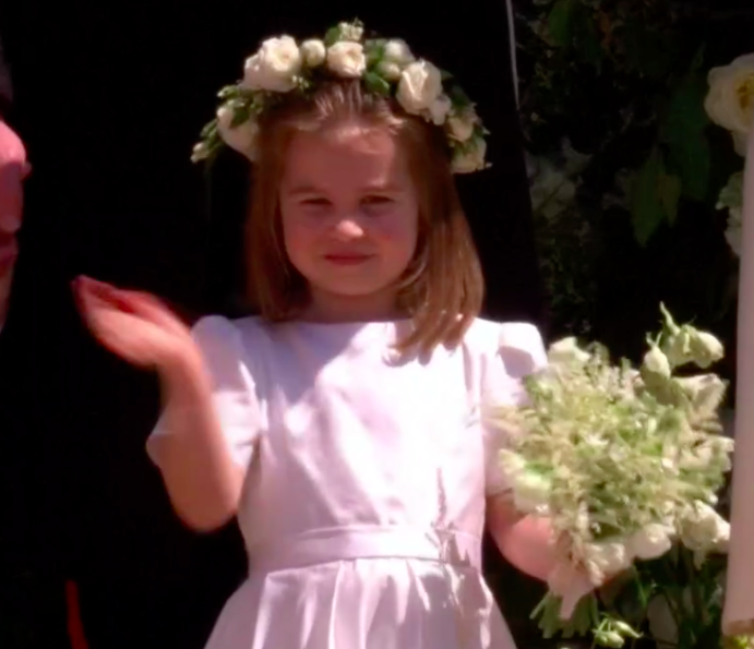 Princesa Charlotte acenando na saída da Capela (Foto: Reprodução Youtube)