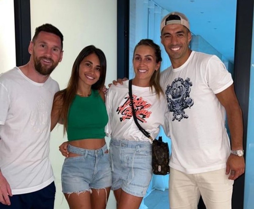 Messi, Luis Suárez e suas esposas durante as férias — Foto: Reprodução