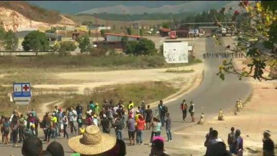 Caminhões com ajuda humanitária do Brasil chegam a Pacaraima na fronteira da Venezuela, que segue fechada